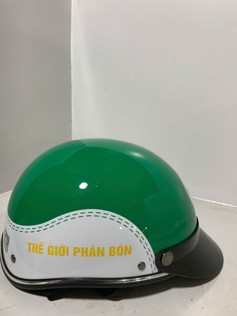 nón bảo hiểm in logo thế giới phân bón màu vàng, nón màu xanh lá cây và màu trắng kết màu đen