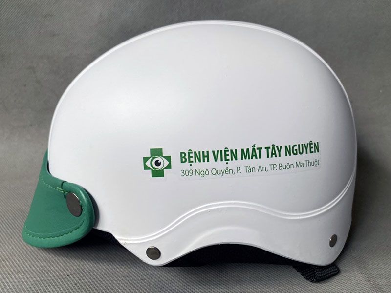 mũ bảo hiểm in logo bệnh viện mắt Tây Nguyên