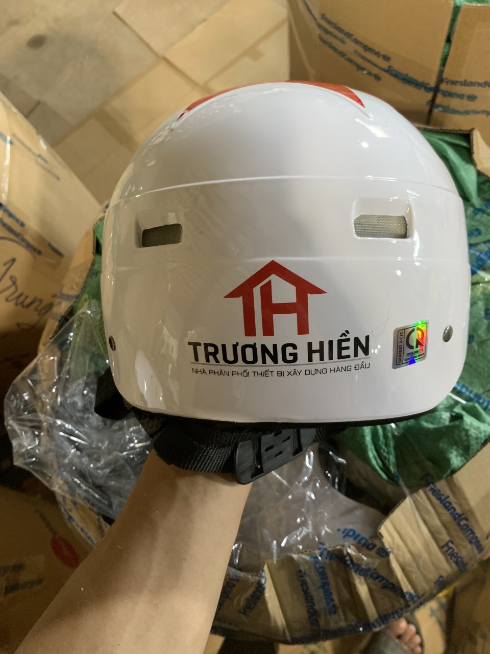 sx nón bảo hiểm theo yêu cầu in logo doanh nghiệp vật liệu xây dựng Trương Hiền